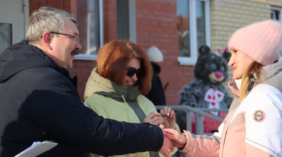 Счастливый день: в Лесном 36 детей-сирот получили ключи от новых квартир