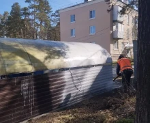 УК ДЕЗ помыла мусорные контейнерные площадки на площадках, за которые она отвечает