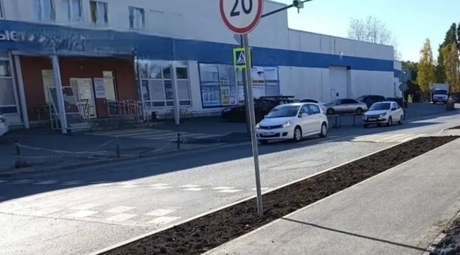 На улице Попова появились новый тротуар и «лежачий полицейский»