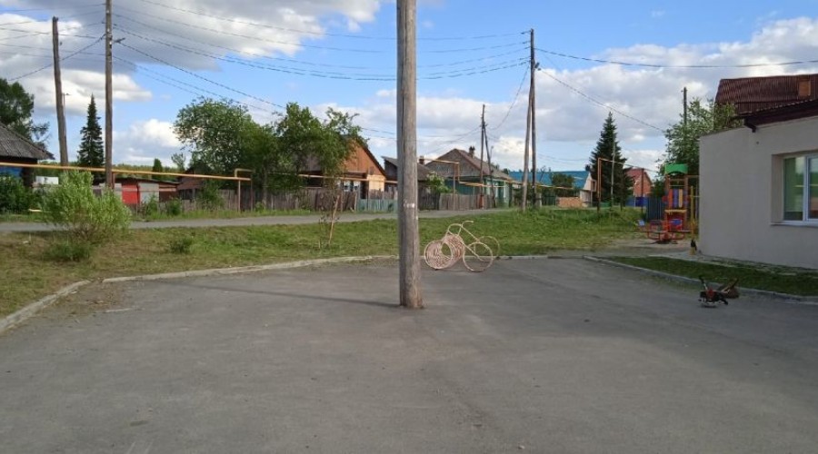 Жители деревни Гагагрка просят благоустроить территорию вокруг клуба