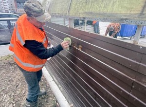 УК ДЕЗ помыла мусорные контейнерные площадки на площадках, за которые она отвечает