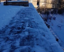В связи с обильными снегопадами и образовавшимися переметами на крышах, проводим очистку периметра кровель от снега и надели!