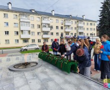 Кто уложил большую гирлянду у обелиска на площади Победы на прошлой неделе?