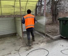 УК ДЕЗ помыла мусорные контейнерные площадки на площадках, за которые она отвечает