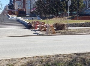 НА КУРЧАТОВА ВРЕМЕННО ЗАКРЫТ ПРОХОД по тротуарам в районе Дома торговли