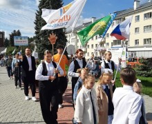 На площади перед ДК Ровесник началась общегородская линейка, посвящённая Дню знаний