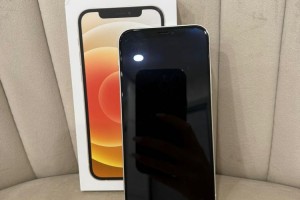 Продам iPhone 12 white 64 ГБ