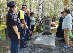 Полицейские и ветераны МВД Заречного установили памятник сослуживцу на свои средства