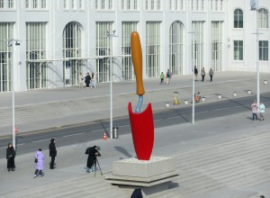 В Москве установили памятник садовой лопатке