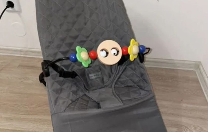 Продам шезлонг, водный манеж, развивающий коврик с игрушками