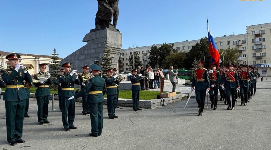 В Екатеринбурге состоялся автопробег «Броня крепка и танки быстры», посвящённый празднованию Дня танкиста и 105-летию отечественного танкостроения
