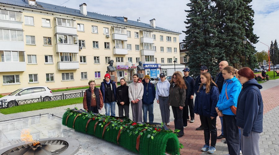 Кто уложил большую гирлянду у обелиска на площади Победы на прошлой неделе?
