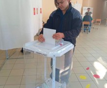 Впервые голосующим на выборах в Заречном вручают сувениры