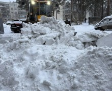Осуществляется механизированная очистка и вывоз снега с придомовой территории