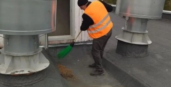 В Заречном продолжаются работы по очистке кровель от хвои и листвы