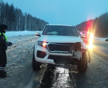 Сотрудники ГИБДД выясняют детали аварии в Белоярском районе, где из-за поломки грузовика пострадали три автомобиля