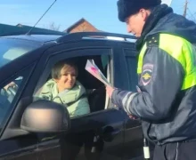 Накануне Международного женского дня сотрудники Госавтоинспекции МО МВД России Заречный провели акцию «Цветы для АвтоЛеди»