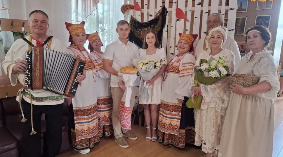 Почти тысяча свадеб в один день!