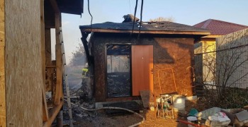 Пожар в Мезенском: огонь повредил частную баню