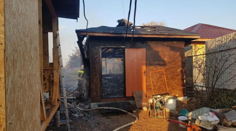 Пожар в Мезенском: огонь повредил частную баню