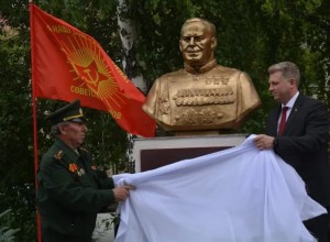 В центре Белоярского установили бюст маршала победы Георгия Жукова