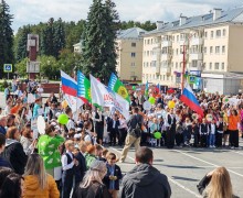 На площади перед ДК Ровесник началась общегородская линейка, посвящённая Дню знаний