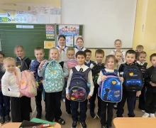 Ученики поздравили друг друга с Днём святого Валентина светящимися сердечками