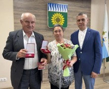 Супружеские пары из Заречного удостоены знака «Совет да любовь», многодетная мать — знака «Материнская доблесть»