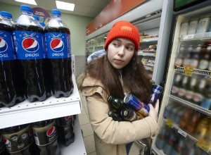 С 1 марта несовершеннолетним перестанут продавать энергетики