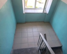 В доме на Таховской, 8 продолжается ремонт подъездов