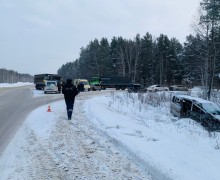 Автоинспекторы выясняют обстоятельства дорожно-транспортного происшествия с тремя пострадавшими на трассе Екатеринбург-Тюмень