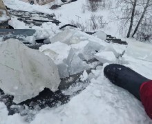 В Заречном управляющая организация проводит очистку кровель и предупреждает об опасности схода снега