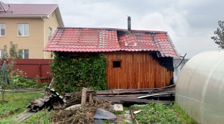 В Мезенском при пожаре пострадала частная баня