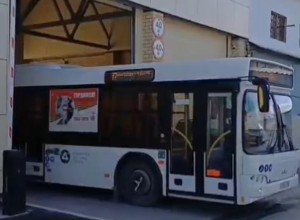 Автобусы Заречного украсили символикой 80-летия Победы