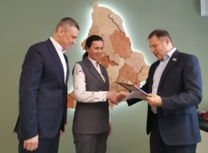Члена городской избирательной комиссии наградили благодарственным письмом ЗакСО