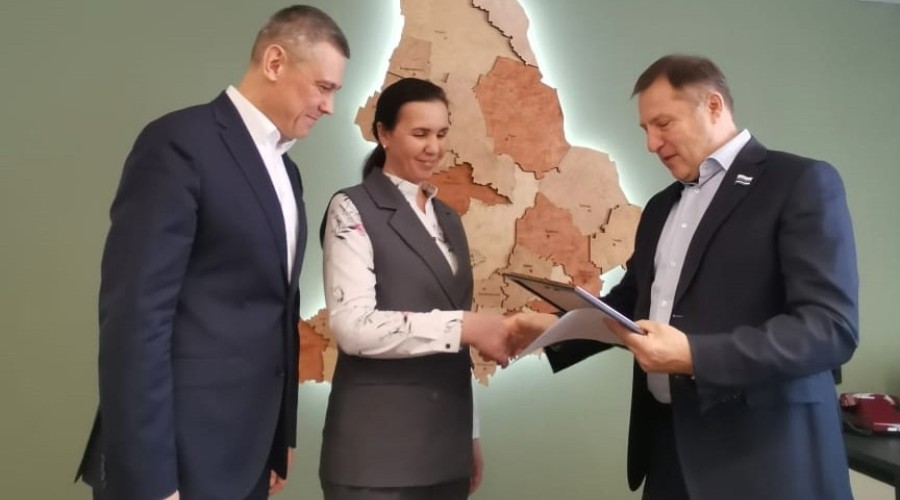Члена городской избирательной комиссии наградили благодарственным письмом ЗакСО