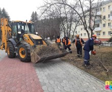 В сквере Победы полным ходом идёт весенняя уборка