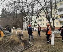 В сквере Победы полным ходом идёт весенняя уборка