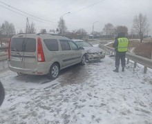 Сотрудники Госавтоинспекции Заречного устанавливают обстоятельства ДТП, в котором пострадал несовершеннолетний пассажир автомобиля