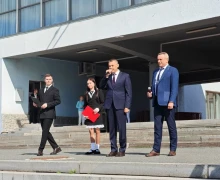 На площади перед ДК Ровесник началась общегородская линейка, посвящённая Дню знаний