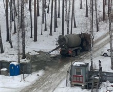 Бетономешалка вылила бетон прямо в лес!