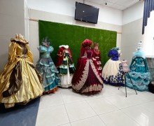 В Белоярском Доме культуры открылась выставка костюмов «Города-Герои»