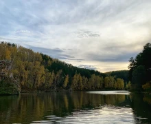 Красавица-Исеть в обрамлении скалистых берегов прекрасна не только летом, но и золотой осенью
