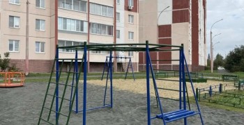 Жители Уральской, 24 и 26 поблагодарили за обновление детской площадки