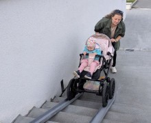 ПО НОВОМУ ПАНДУСУ ЛЕГКО И НЕПРИНУЖДЁННО можно теперь подняться по лестнице к Дому торговли с коляской или велосипедом