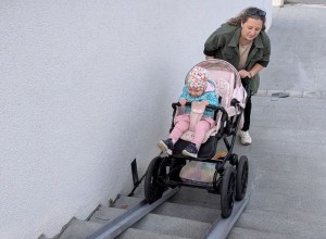 ПО НОВОМУ ПАНДУСУ ЛЕГКО И НЕПРИНУЖДЁННО можно теперь подняться по лестнице к Дому торговли с коляской или велосипедом