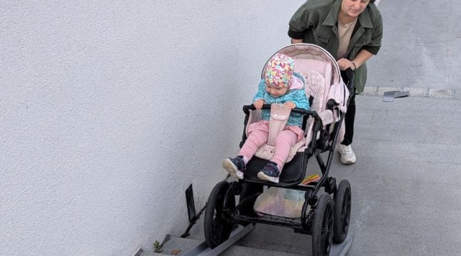 ПО НОВОМУ ПАНДУСУ ЛЕГКО И НЕПРИНУЖДЁННО можно теперь подняться по лестнице к Дому торговли с коляской или велосипедом