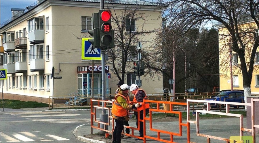 Заречный обновляют: рисуют дорожную разметку, красят оградки