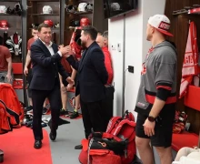 После завершения матча «Автомобилист» – ЦСКА на новой ледовой УГМК-Арене губернатор Евгений Куйвашев пообщался с хоккеистами, поддержал их и поблагодарил за игру