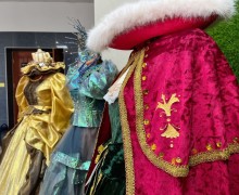 В Белоярском Доме культуры открылась выставка костюмов «Города-Герои»